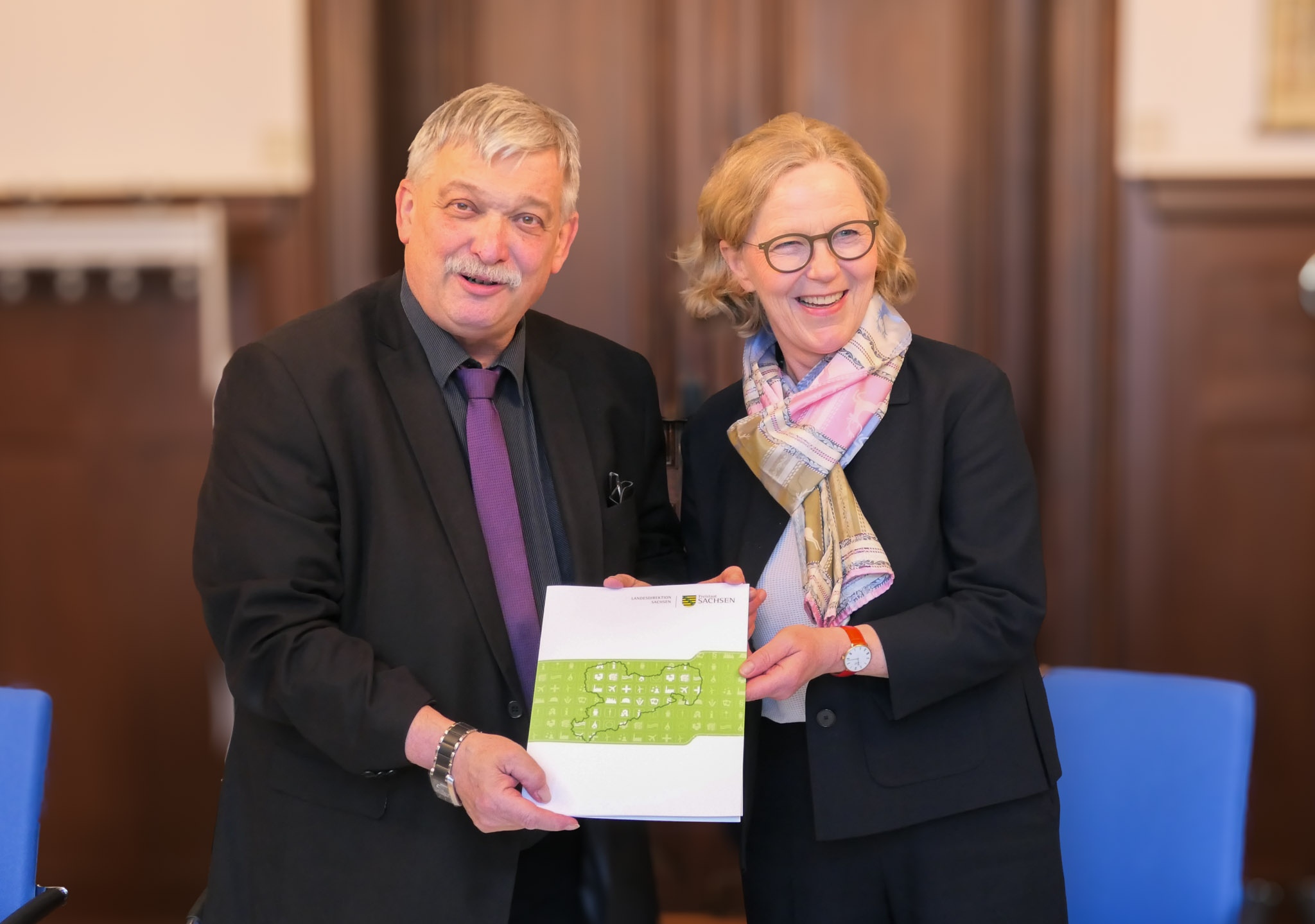 Übergabe des Fördermittelbescheids von LDS Präsidentin Regina Kraushaar an den Oberbürgermeister von Aue-Bad Schlema, Heinrich Kohl