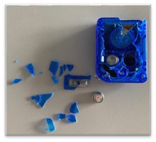 zerbrochenes Batteriespielzeug mit verschluckbaren Kleinteilen