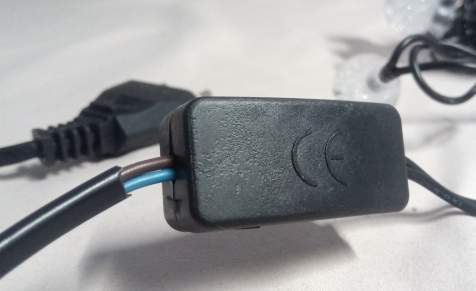 Beispiel für ein fehlerhafte Ummantelung der Anschlussleitung