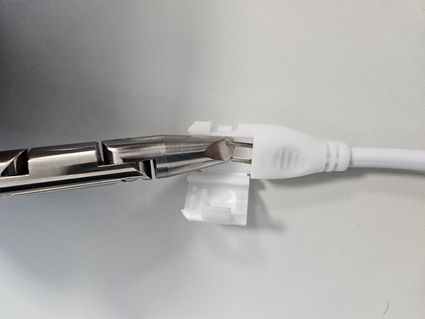 Mit dem sog. ″Prüffinger″ wird getestet, ob spannungsführende Teile berührt werden können. So wie im Bild sollte es nicht sein, das ist gefährlich!