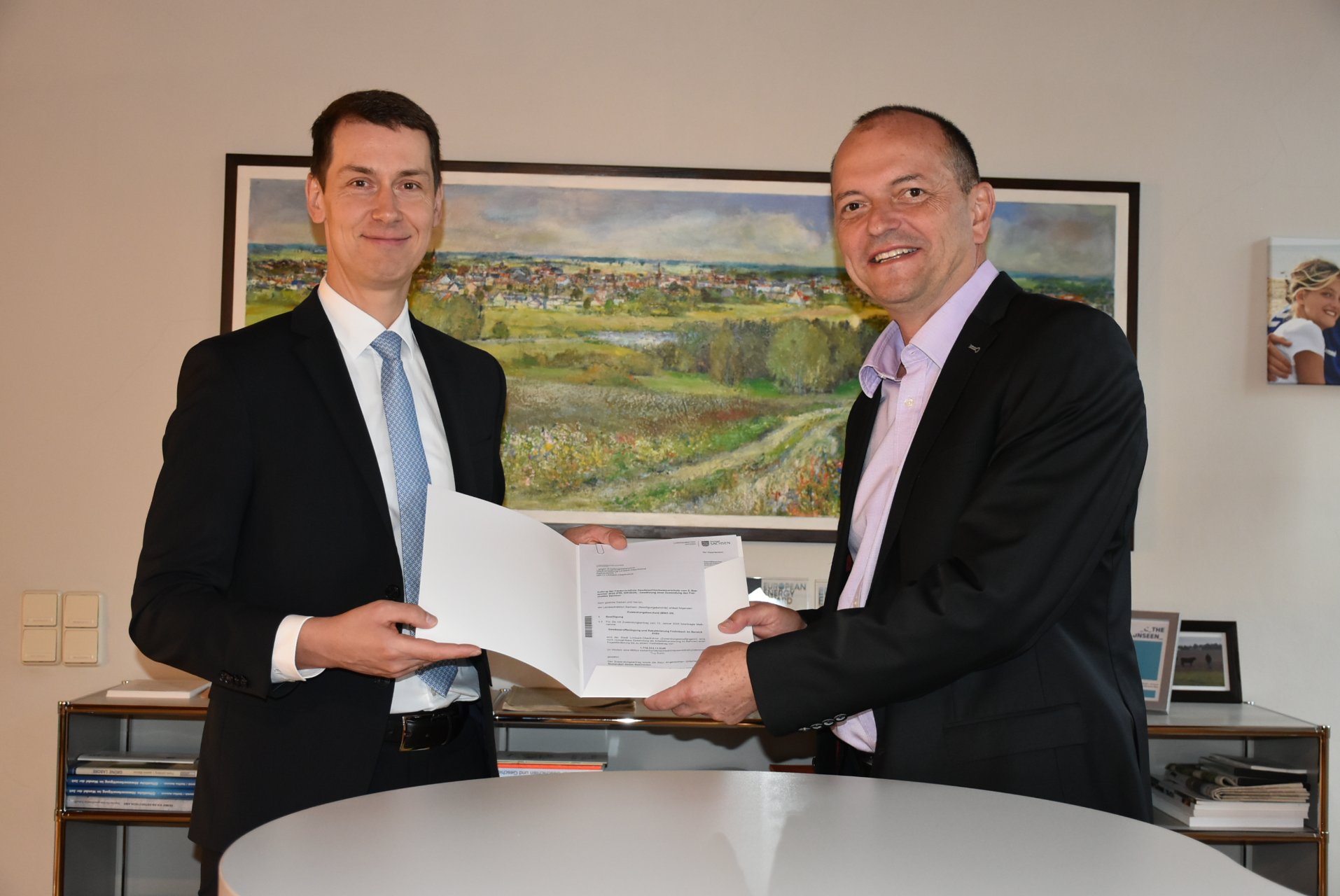 Béla Bélafi, Präsident der Landesdirektion Sachsen (links) und Gerd Härtig, Oberbürgermeister der Stadt Limbach-Oberfrohna (rechts)