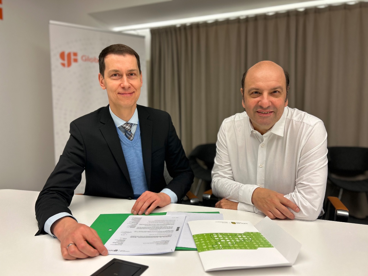 LDS-Präsident Béla Bélafi und GlobalFoundries Geschäftsführer Dr. Manfred Horstmann (© Landesdirektion Sachsen)