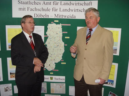 Regierungspräsident Karl Noltze und der Leiter des Landwirtschaftsamts Döbeln-Mittweida Dr. Ulrich Hoffmann während der Eröffnung der Präsentation des Amtes in der 4. Etage des Regierungspräsidiums Chemnitz am 28. November 2006 Regierungspräsident Karl Noltze und der Leiter des Landwirtschaftsamts Döbeln-Mittweida Dr. Ulrich Hoffmann während der Eröffnung der Präsentation des Amtes in der 4. Etage des Regierungspräsidiums Chemnitz am 28. November 2006