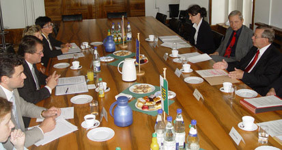 Während der Besprechung im Chemnitzer Regierungspräsidium der Chemnitzer Regierungspräsident Karl Noltze (r.), der Dresdner Regierungspräsident Dr. Henry Hasenpflug (2. v. r.) und der Präsident des Regionalamtes Usti nad Lábem Jírí Sulc (3. v. l.). Während der Besprechung im Chemnitzer Regierungspräsidium der Chemnitzer Regierungspräsident Karl Noltze (r.), der Dresdner Regierungspräsident Dr. Henry Hasenpflug (2. v. r.) und der Präsident des Regionalamtes Usti nad Lábem Jírí Sulc (3. v. l.).