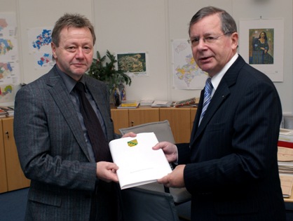Der Geschäftsführer der KSG Leiterplatten GmbH, Herr Dr. Bechtloff (l.), erhielt heute aus den Händen von Regierungspräsident Karl Noltze die immissionsschutzrechtliche Genehmigung für die Errichtung des neuen Produktionsgebäudes. Der Geschäftsführer der KSG Leiterplatten GmbH, Herr Dr. Bechtloff (l.), erhielt heute aus den Händen von Regierungspräsident Karl Noltze die immissionsschutzrechtliche Genehmigung für die Errichtung des neuen Produktionsgebäudes.