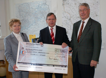 Regierungspräsident Karl Noltze (Mitte) übergibt an den Vorstand des Elternvereins krebskranker Kinder e.V., Peter Suchy, sowie an die Geschäftsstellenleiterin Dagmar Loße den Spendenscheck des Regierungspräsidiums Chemnitz über 1.300€. Regierungspräsident Karl Noltze (Mitte) übergibt an den Vorstand des Elternvereins krebskranker Kinder e.V., Peter Suchy, sowie an die Geschäftsstellenleiterin Dagmar Loße den Spendenscheck des Regierungspräsidiums Chemnitz über 1.300€.