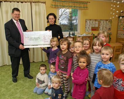 Der Vizepräsident der Landesdirektion Chemnitz, Philipp Rochold, übergibt der Leiterin der Kindertagesstätte Sportmäuse, Pia Vogel, im Beisein der Kinder den Scheck über 1.135 €. Der Vizepräsident der Landesdirektion Chemnitz, Philipp Rochold, übergibt der Leiterin der Kindertagesstätte Sportmäuse, Pia Vogel, im Beisein der Kinder den Scheck über 1.135 €.