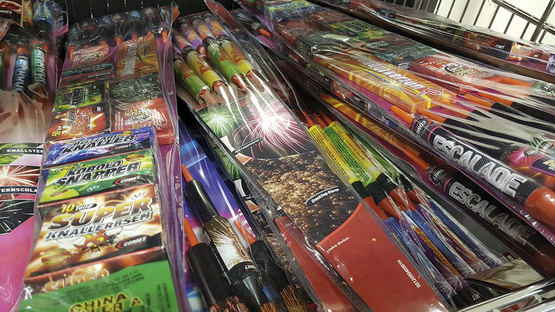 Verkauf von Raketen, Böllern und Batterien: Erlaubt ist das nur, wenn die Produkte eine deutschsprachige Gebrauchsanleitung, eine zugelassene Verpackung und das CE-Zeichen haben. Verkauf von Raketen, Böllern und Batterien: Erlaubt ist das nur, wenn die Produkte eine deutschsprachige Gebrauchsanleitung, eine zugelassene Verpackung und das CE-Zeichen haben.